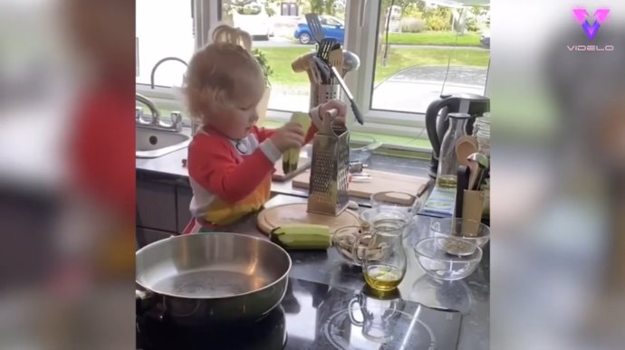 Este niño de dos años ayuda en la elaboración del menú familiar: cortando, pelando y rallando alimentos