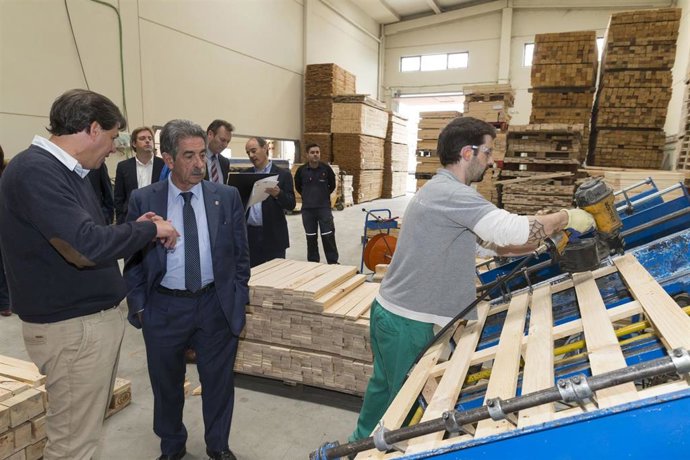 El presidente de Cantabria, Miguel Ángel Revilla, en Maderas y Pallets del Besaya