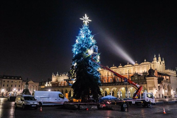 Instalación del árbol de Navidad en Cracovia