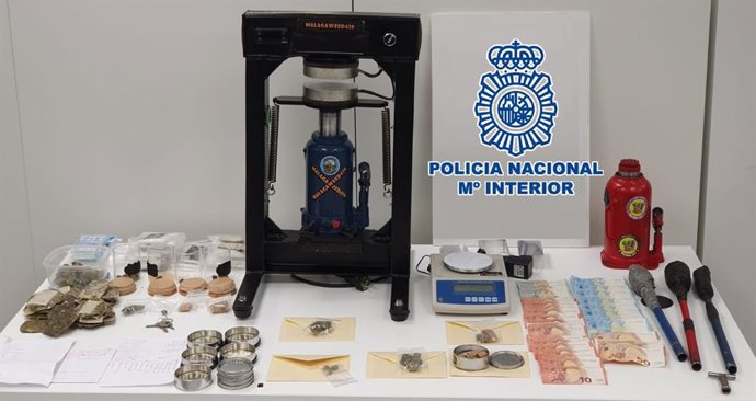 Policía Nacional Nota De Prensa Y Foto (La Policía Nacional Desmantela Dos Veces En Menos De Una Quincena Un Punto De Venta Y Procesamiento De Marihuana En Vélez Málaga)