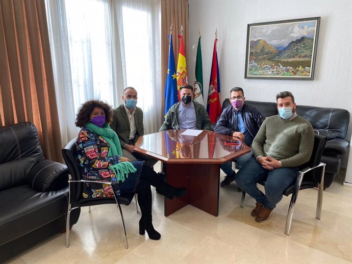 La alcaldesa de Benamejí (izda.) y los alcaldes de Encinas Reales y Palenciana (dcha.) durante la reunión sobre la asociación de la Policía Local de los tres municipios.