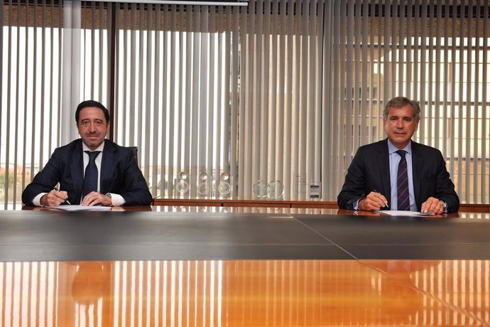 (Izquierda A Derecha) Alberto Del Cid, Consejero Delegado De Inversis, Y Diego López Abellán, Director De Servicios Financieros De Accenture, Durante La Firma De Un Acuerdo.