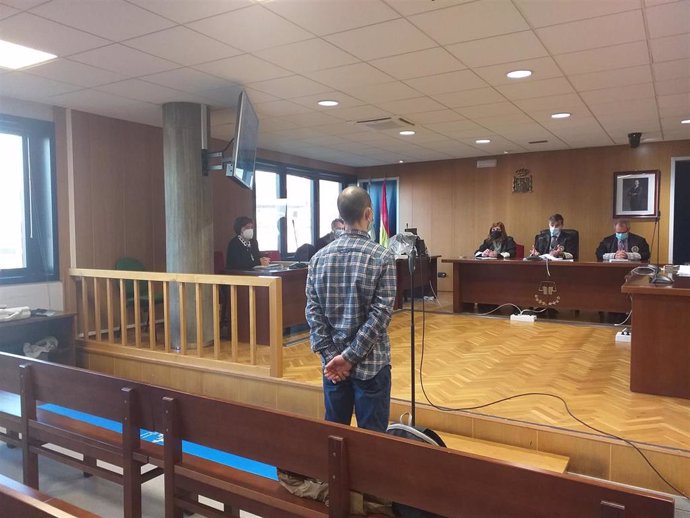 Un vigués acusado de un delito de lesiones, ante el tribunal de la sección quinta de la Audiencia Provincial de Pontevedra, en Vigo, que lo ha condenado a dos años de cárcel y a indemnizar a la víctima en 21.000 euros.