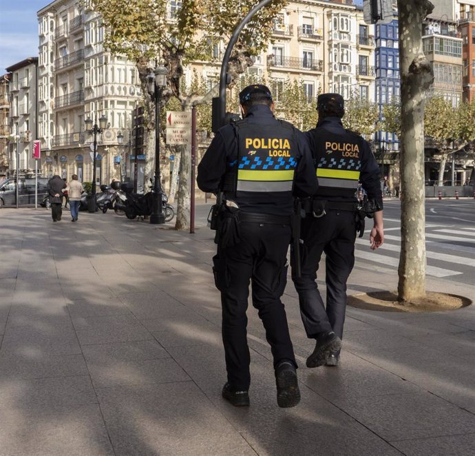 Dos policías locales de Logroño frente a un bar durante el primer día de reapertura de la hostelería en la ciudad, en Logroño (España), a 29 de noviembre de 2020.