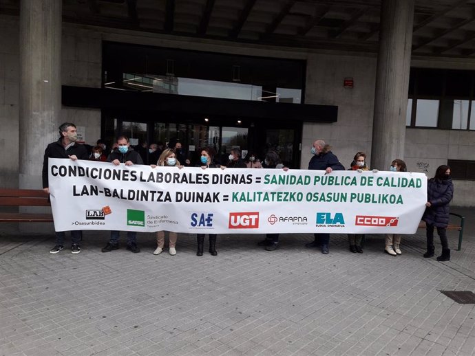 Los sindicatos LAB, Satse, SAE, UGT, Afapna, ELA y CCOO se concentran en Pamplona por una "sanidad pública de calidad".