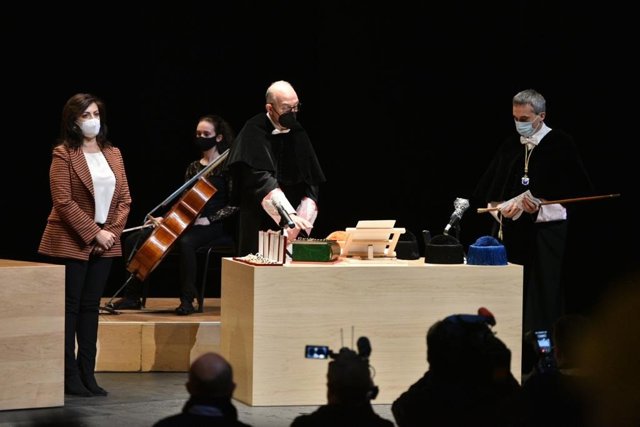 Juan Carlos Ayala jura su cargo de rector de la UR, en presencia de la presidenta Concha Andreu, y del exrector Julio Rubio