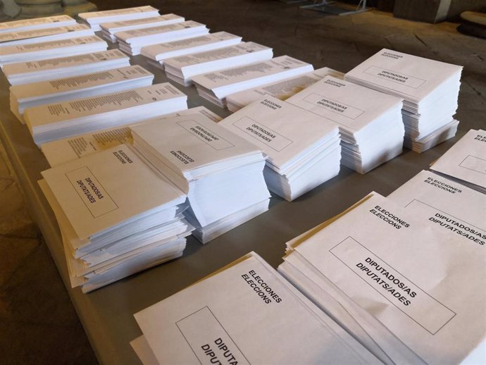 Papeletas y sobres de las elecciones generales en Barcelona