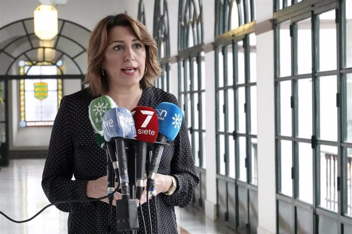 La secretaria general del PSOE-A, Susana Díaz, atiende a los medios en el Parlamento. (Foto de archivo).