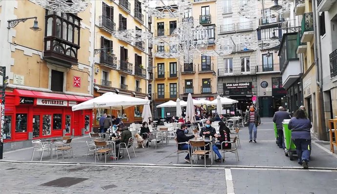 Personas sentadas en una terraza en la plaza Consistorial de Pamplona en el día en que se han reabierto las terrazas de la hostelería. En Pamplona, 26 de noviembre de 2020