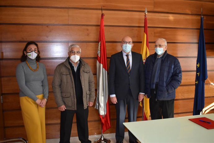 Firma de un convenio entre el consejero y la Asociación de Aperos del Ayer.