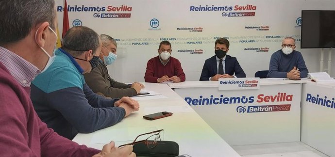 Beltrán Pérez, durante la reunión con taxistas