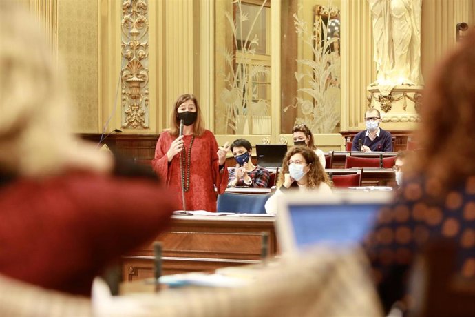 La presidenta del Govern, Francina Armengol, contesta una pregunta durante el pleno del Parlament de este martes.