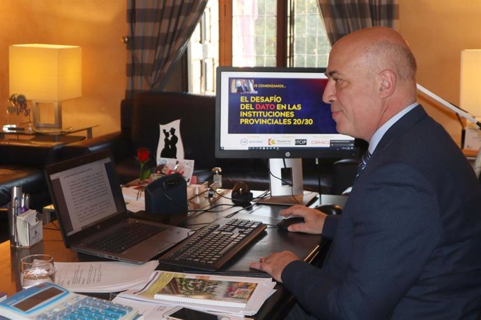 El presidente de la Diputación de Córdoba, Antonio Ruiz, participa en la jornada telemática 'El desafío del DATO en las instituciones provinciales'.