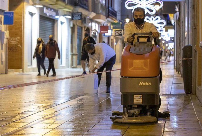 Tratamiento de antideslizante a una calle peatonal de Huelva. 