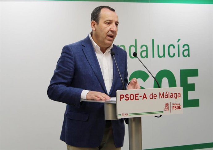 El secretario general del PSOE de Málaga, José Luis Ruiz Espejo, en rueda de prensa