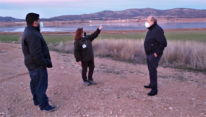 El presidente de la DPT, Manuel Rando, y el diputado delegado de Turismo, Diego Piñeiro, ha visitado la Laguna de Gallocanta