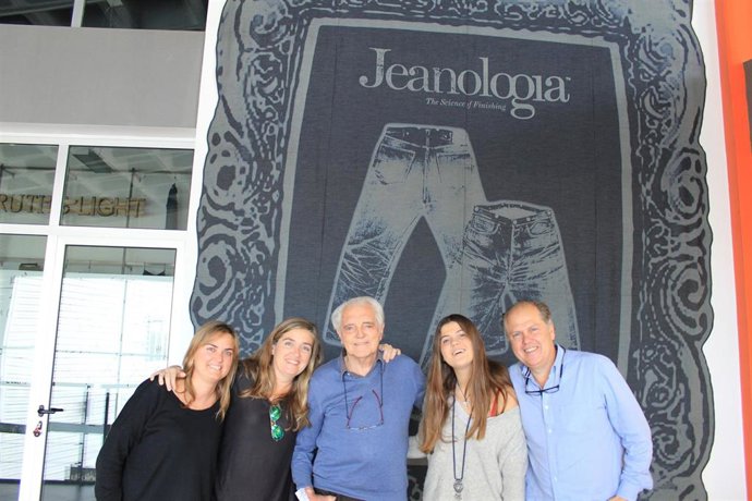 José Vidal junto a sus sobrinos