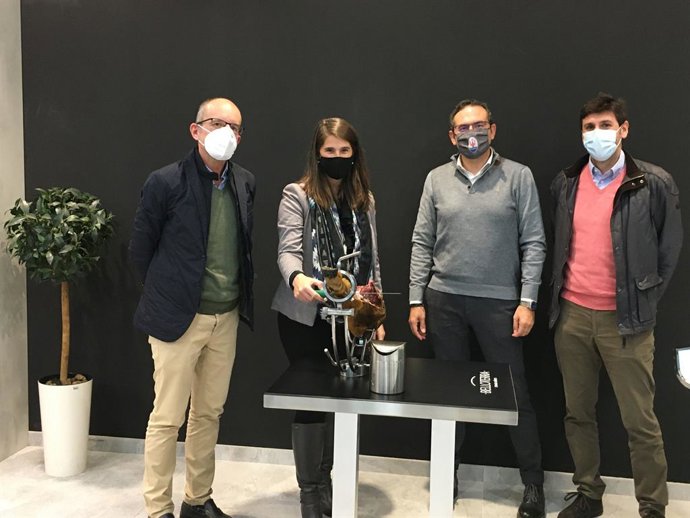 La delegada de Agricultura, Ganadería, Pesca y Desarrollo Sostenible de la Junta en Córdoba, Araceli Cabello, visita las instalaciones de Belloterra