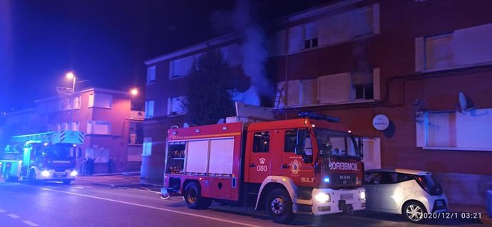 Varios camiones de bomberos se desplazaron al edificio