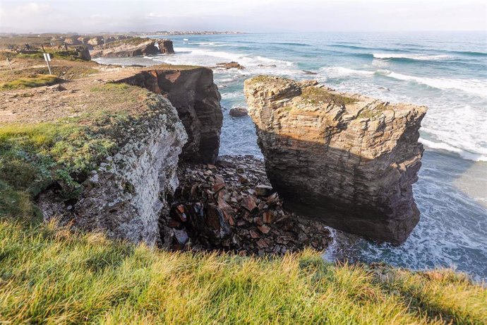 Desprendimiento de rocas en uno de los arcos de la playa de As Catedrais, en Ribadeo, Lugo, Galicia (España). La caída ha tenido lugar en el primero de los tres arcos que están situados de manera consecutiva en este arenal, declarado Monumento Natural. 