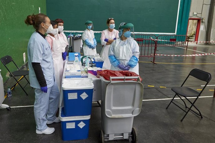 Trabajadoras sanitarias esperan la llegada de personas en el dispositivo de extracción de pruebas PCR instalado en el Frontón Arizmendi de Ermua, Vizcaya, Euskadi (España), a 26 de octubre de 2020. El Departamento de Salud y Osakidetza, en el marco de l
