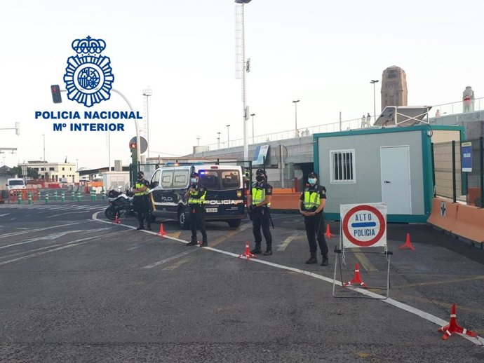 Control de la Policía Nacional en el puerto de Santa Cruz de Tenerife