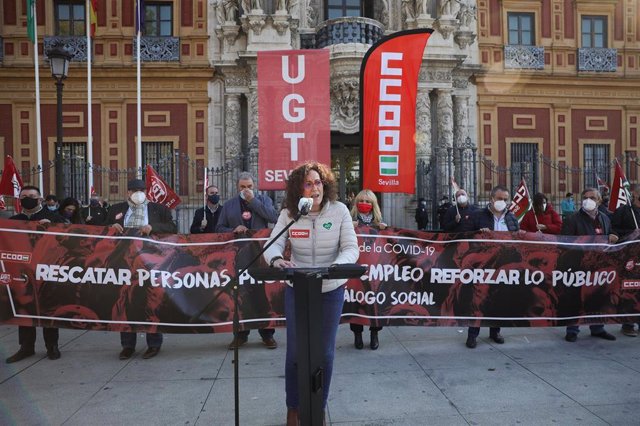 La secretaria general de CCOO-A, Nuria López, este martes ante el Palacio de San Telmo, con la secretaria general de UGT-A, Carmen Castilla, en un segundo plano.