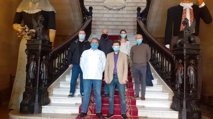 El redigor de Participación Ciudadana y Gobierno Interior, Alberto Jarabo, junto a los portavoces de las entidades que participan en el concurso para encontrar a 'Tianet'.