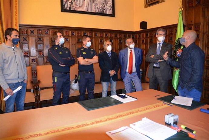 El presidente de la Diputación de Toledo, Álvaro Gutiérrez, junto a los nuevos bomberos del servicio provincial