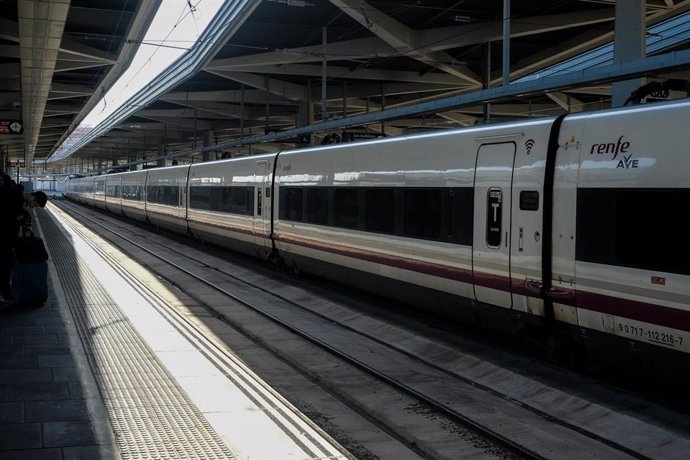 Una tren de AVE de Renfe estacionado en las vías de la Estación de Atocha, en Madrid (España), a 6 de febrero de 2020.