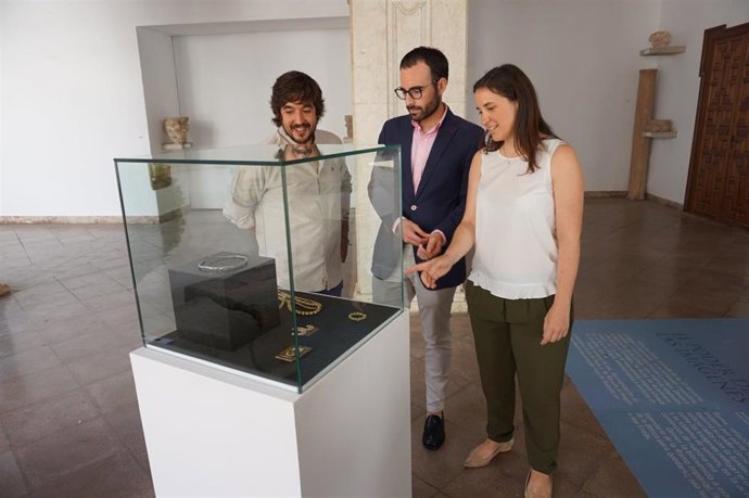 El delegado de Empleo, Ángel Herrador (centro), y la delegada de Cultura, Cristina Casanueva, visitando la exposición de 'Tierra de Joyeros' que la Escuela de Joyería expuso el año pasado