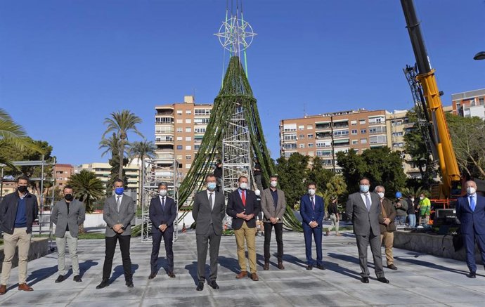 El alcalde supervisa los trabajos para el montaje del Gran Árbol de la Navidad de la Ciudad de Murcia, que volverá a la Plaza Circular, pero con las restricciones derivadas de la crisis sanitaria
