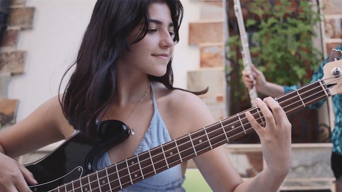 El Micalet Presenta El Documental De Investigación Sobre El Grupo De Folk Valenciano Carraixet