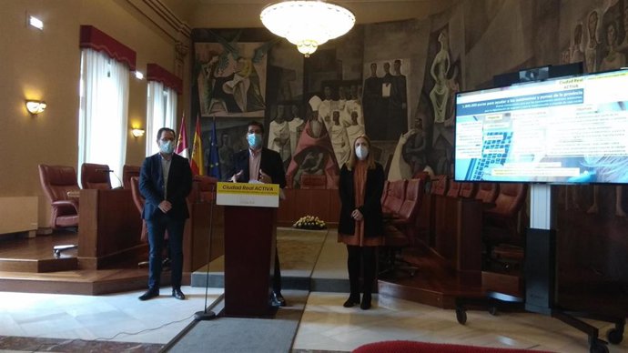 El presidente de la Diputación de Ciudad Real, José Manuel Caballero, en rueda de prensa