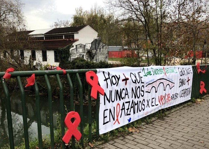 Las entidades que luchan contra el VIH hacen un llamamiento a la población a que coloque un lazo rojo en el Puente de Curtidores, durante el mes de diciembre.