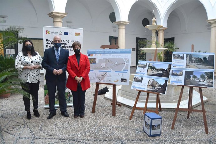 El presidente de la Diputación de Córdoba, Antonio Ruiz, junta a la vicepresidenta primera, Dolores Amo (izda.), y la alcaldesa de Moriles, Francisca Carmona, en la presentación del proyecto