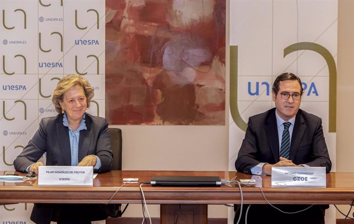 La presidenta de Unespa, Pilar González de Frutos, y el presidente de CEOE, Antonio Garamendi, en la presentación del informe 'Estamos Seguros 2019'.