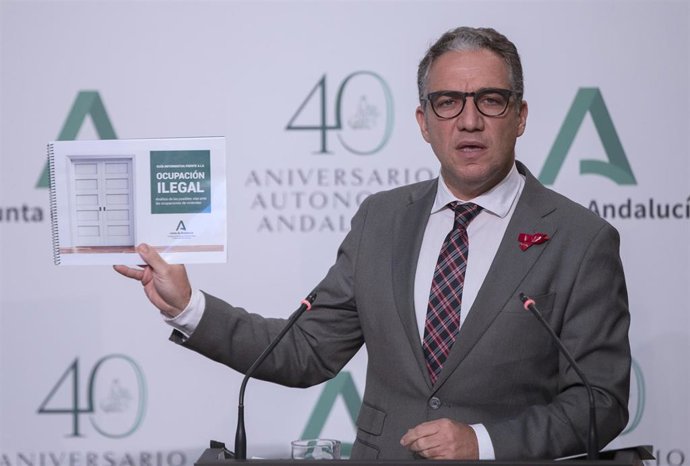 El consejero de Presidencia, Elías Bendodo (d); durante su intervención en rueda de prensa posterior a la reunión del consejo de Gobierno de la Junta de Andalucía. En Sevilla (Andalucía, España), a 01 de diciembre de 2020.