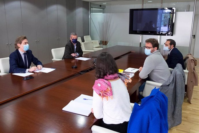 El vicepresidente primero de la Xunta, Alfonso Rueda, se reúne con representantes de la coordinadora galega de ONGD