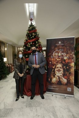 El alcalde de Córdoba, José María Bellido, y la teniente de alcalde delegada de Cultura y Promoción, Marián Aguilar.