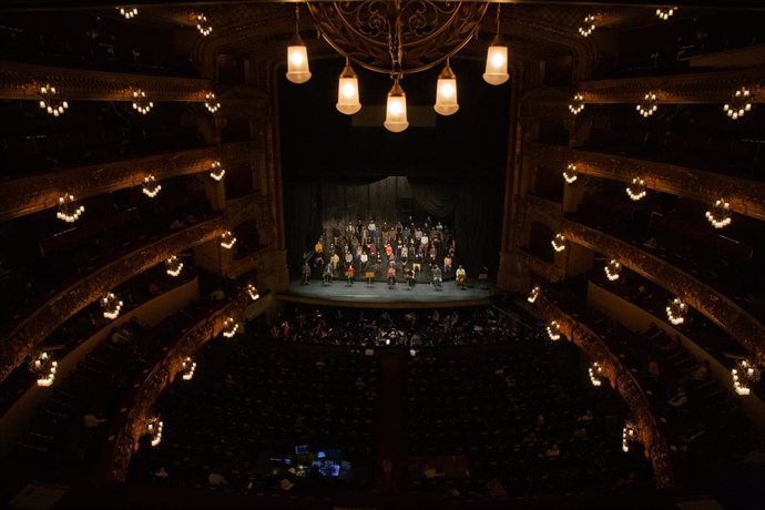 La directora italiana Speranza Scapucci dirige la orquesta durante el ensayo de una escena de La Traviata con solistas, coro del Liceu y piano, en Barcelona, Catalunya (España), a 24 de noviembre de 2020