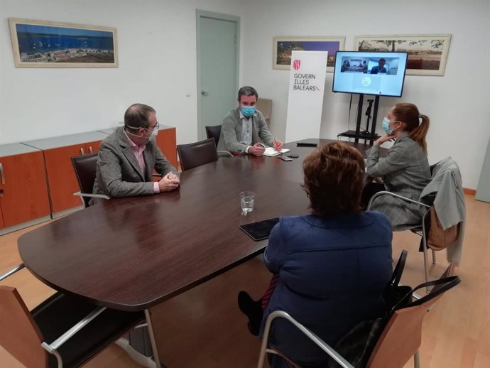 El vicepresidente del Govern, Juan Pedro Yllanes, en una reunión con los representantes en Baleares de Asedad y Anged.