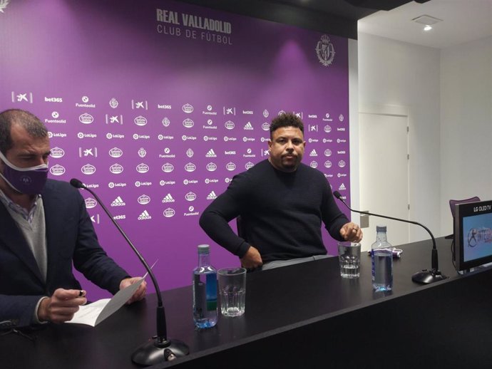 El presidente del Real Valladolid, Ronaldo Nazario, en la rueda de prensa.