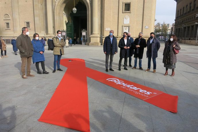 El Partido Popular de Zaragoza despliega un enorme lazo contra la 'Ley Celaá' en la plaza del Pilar de la capital aragonesa.