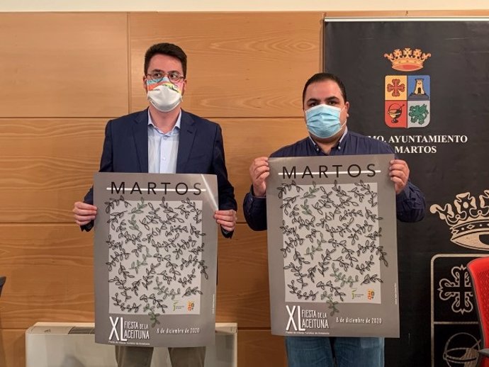 El diputado de Promoción y Turismo, Francisco Javier Lozano, y el alcalde de Martos, Víctor Torres, con el cartel de la XL Fiesta de la Aceituna