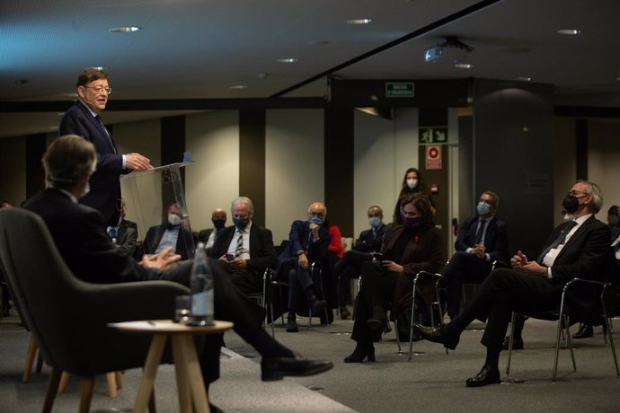 El presidente de la Comunidad Valenciana, Ximo Puig, en la conferencia 'España en el contexto geopolítico de la post pandemia", con el presidente del Círculo de Economía, Javier Faus.