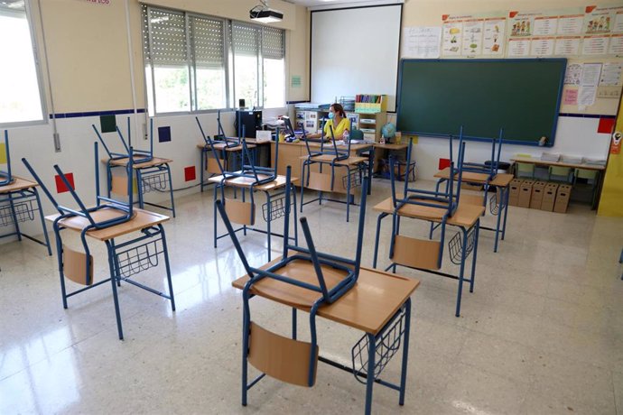 Imagen de una de las aulas del colegio público Pablo Neruda, con la distancia de seguridad entre banquetas ante las medidas preventivas por el Covid--19. Málaga a 9 de septiembre 2020