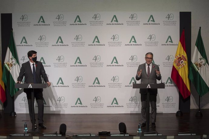El vicepresidente de la Junta de Andalucía, Juan Marín (i), y el consejero de Presidencia, Elías Bendodo (d), este martes