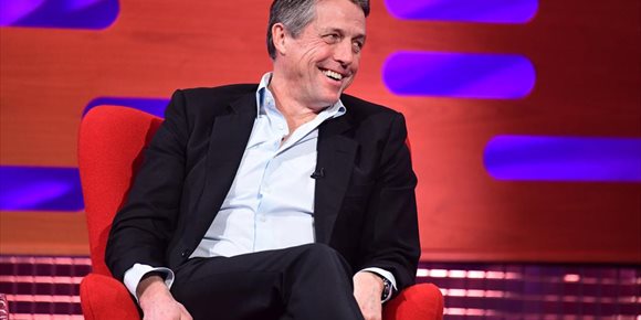 8. El creador de Black Mirror prepara un falso documental del año 2020 con Hugh Grant