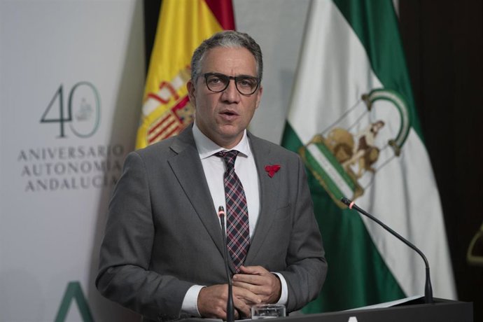 El consejero de Presidencia, Elías Bendodo (d); durante su intervención en la rueda de prensa posterior a la reunión del consejo de Gobierno de la Junta de Andalucía. En Sevilla (Andalucía, España), a 01 de diciembre de 2020.